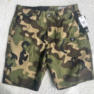 VOLCOM camo shorts ‘frickin stacker’ men’s 30 NWT green & brown 8.5” inseam NEW